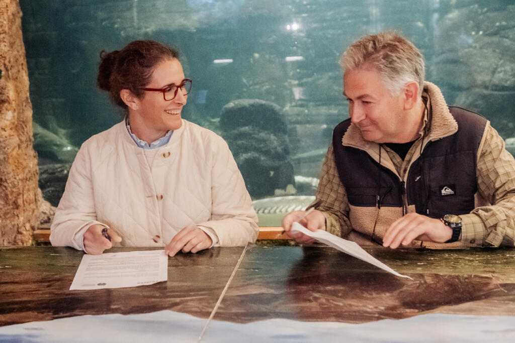 Firma de convenio por parte de Laura Quintana, directora de Desarrollo Sostenible de Redeia, y Carlos Sánchez, director de Fundación Naturaleza y Hombre. Inmediaciones del Ecomuseo Fluviarium de Liérganes.