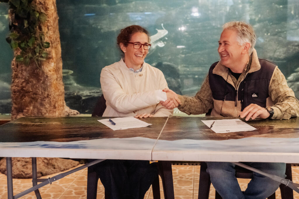 Firma de convenio por parte de Laura Quintana, directora de Desarrollo Sostenible de Redeia, y Carlos Sánchez, director de Fundación Naturaleza y Hombre. Inmediaciones del Ecomuseo Fluviarium de Liérganes.