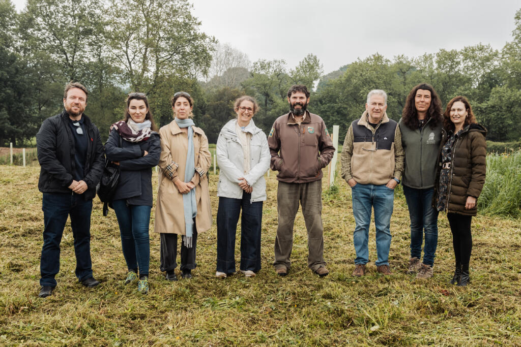 Visita del equipo de Redeia a la primera plantación realizada dentro del convenio entre las dos entidades, en la localidad de Ceceñas.