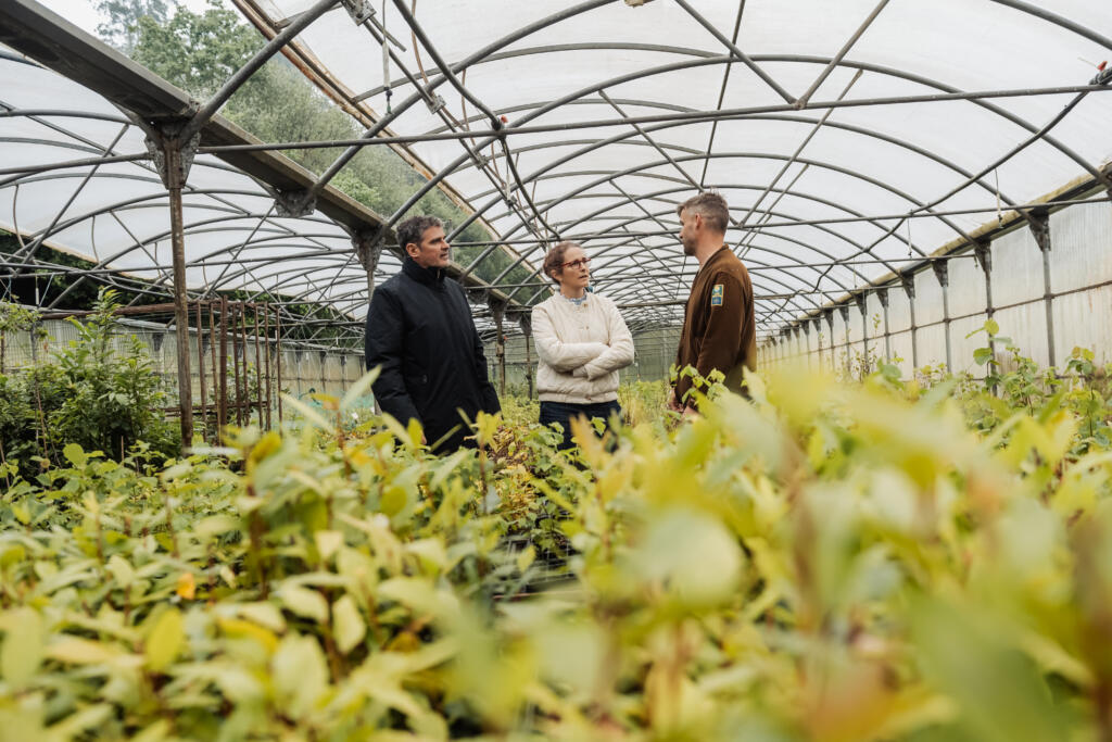 Visita del equipo de Redeia al Vivero El Pendo de la Fundación Naturaleza y Hombre (Camargo).